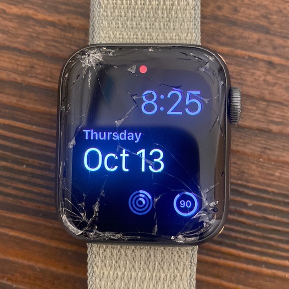 Apple Watch Series 5 40MM - Picture 2 of 3